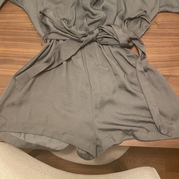 *NWOT* Lulus Olive Green Romper - Picture 9 of 9